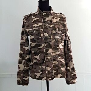 KENSIE Fitted green cammo jacket with metal hardware, Size M